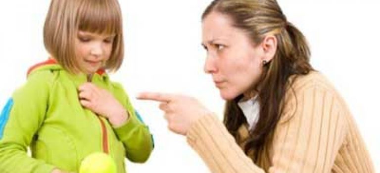 اگر فرزندی به حرف پدر مادر خود گوش نکرد چه باید بکنند؟