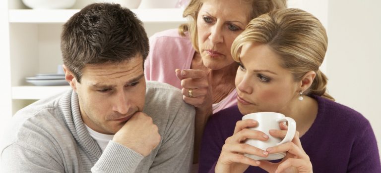 مادر نامزدم با ازدواج ما موافق نیست. چه کار کنم؟